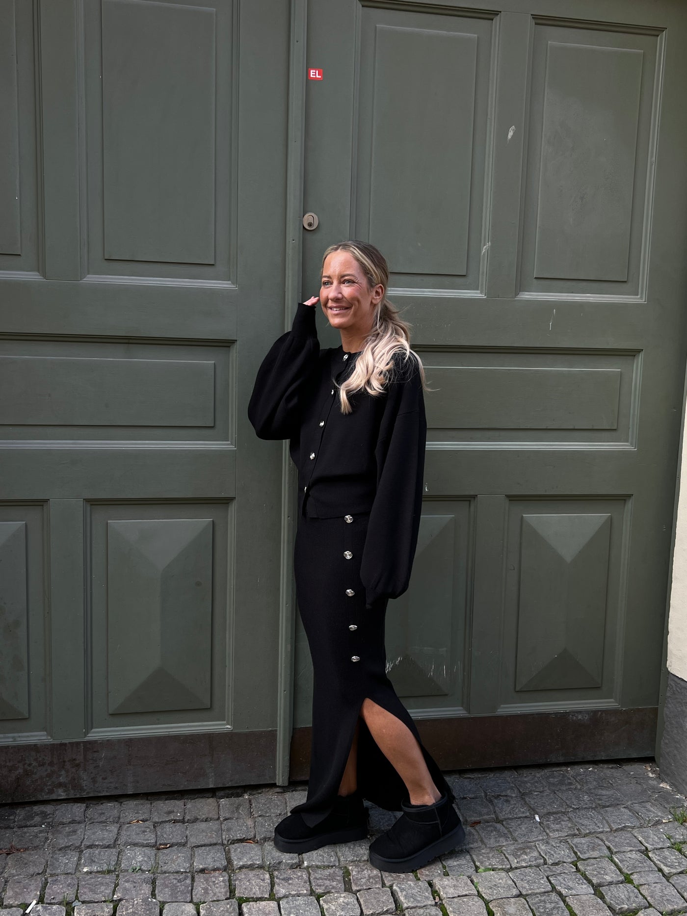 Finstickad svart kofta med rosknappar