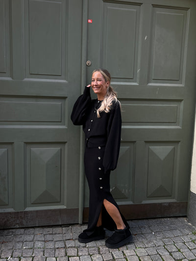 Finstickad svart kofta med rosknappar