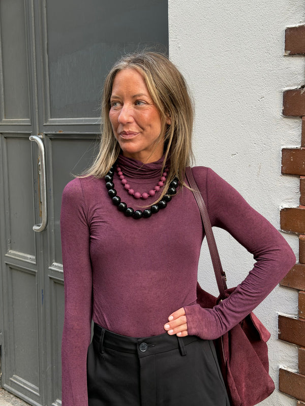 Bold pearl necklace black
